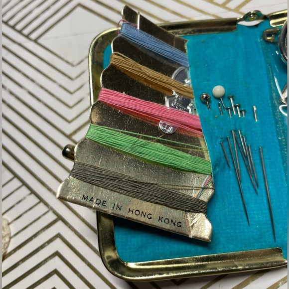 Vintage Traveling Sewing Kit Purse Seamstress Sewing Thread - Picture 5 of 8